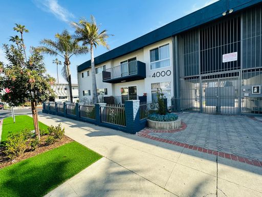 Beautifully Updated Upstairs 1 Bedroom | Parking Included | 719 SF – photo 1