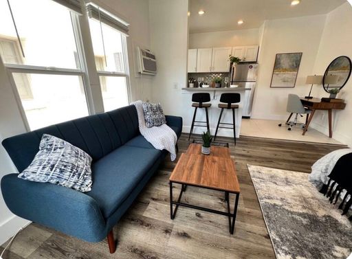 Renovated top floor studio near La Brea Purple line – photo 1