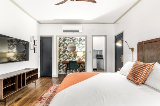 Spacious Bachelor In the heart of Hollywood – photo 1