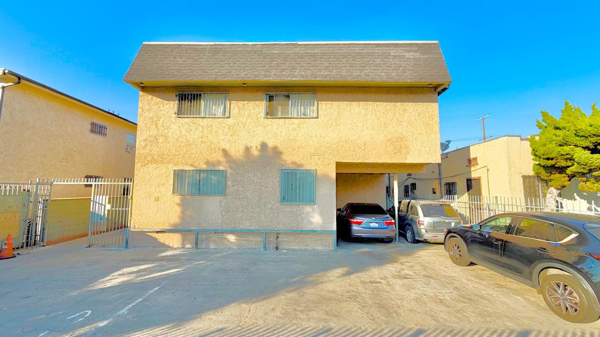 Los Angeles Apartment: 637 W. 79th