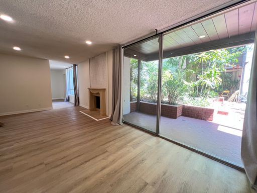 1 bedroom + Den in Beverly Hills – photo 1