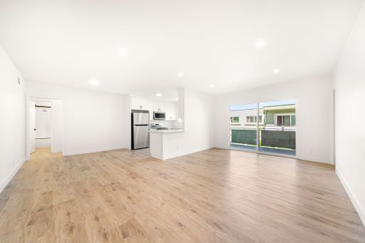 Remodeled 3BR/2BA | 1,310 SF | Parking | Balcony | Baldwin Village – photo 1