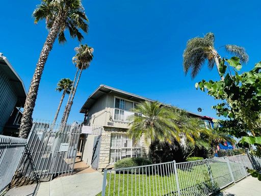 Vaulted Ceilings + Exposed Beams | Brand-New Stainless Appliances | Parking Included – photo 1