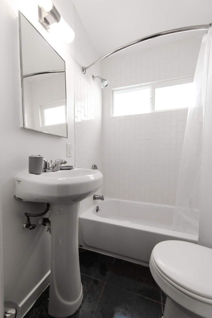 West Hollywood Apartment: 990 Palm Avenue