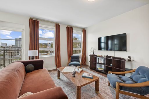 Spacious Top Floor 2 Bedroom – photo 1
