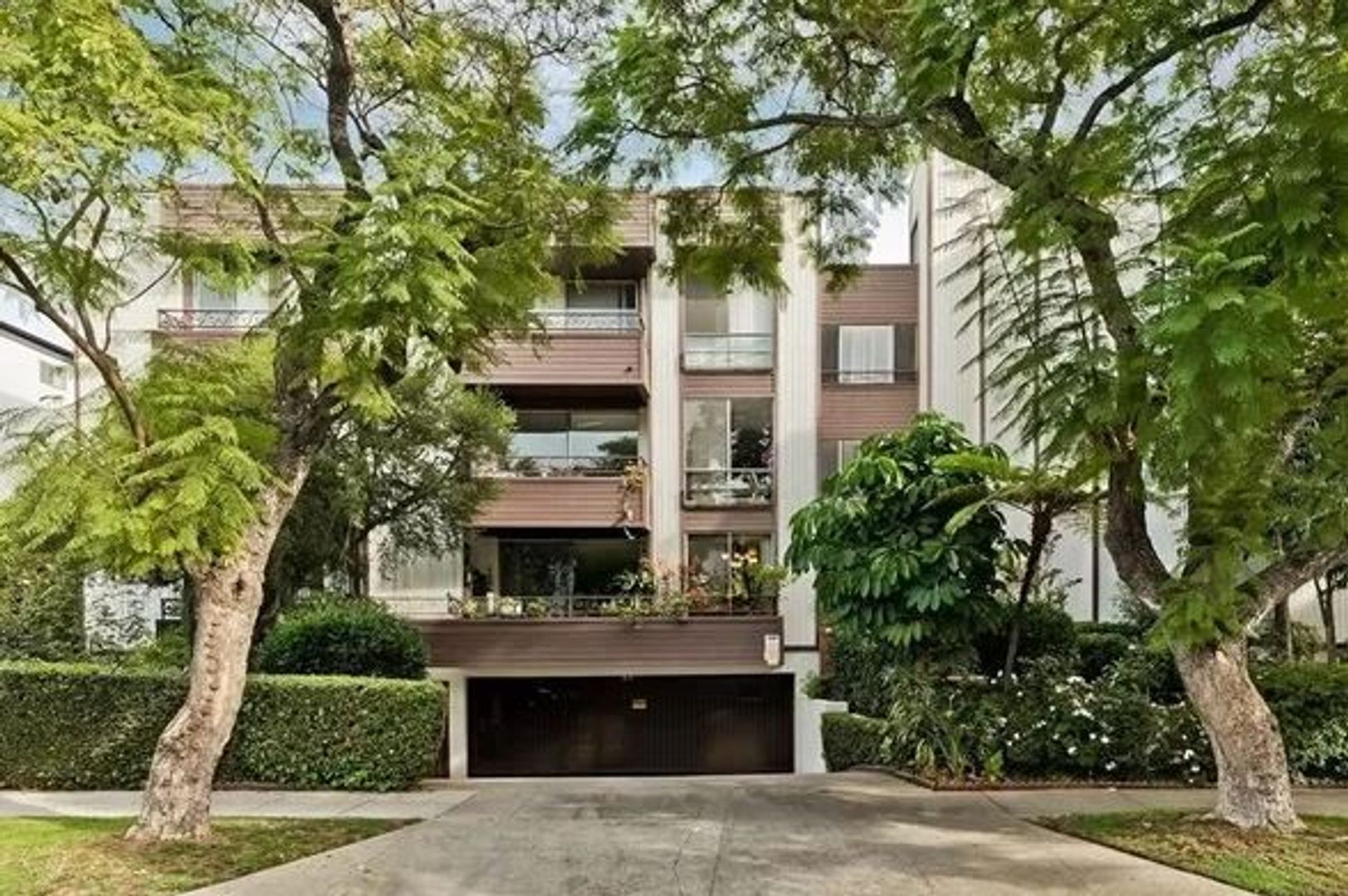 Beverly Hills Apartment: 412 N. Oakhurst Drive