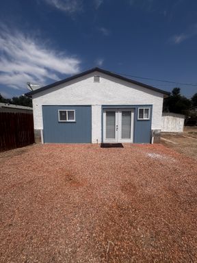 Southside Bungalow 2 Bedroom/1 Bathroom $1100/$1100 – photo 1