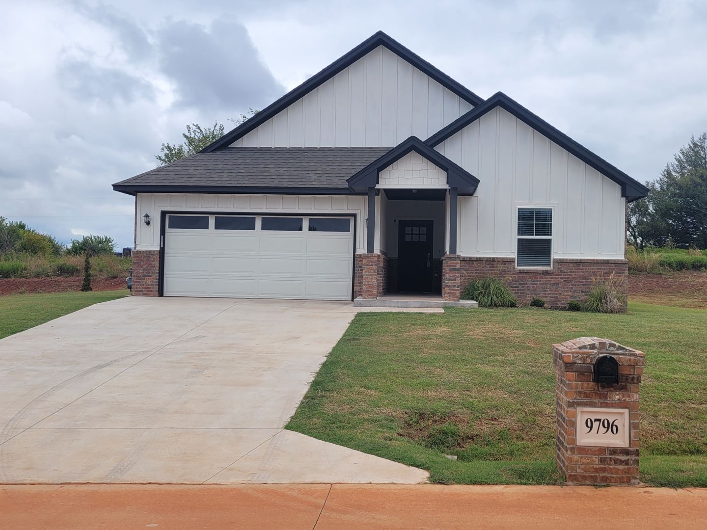 Edmond Apartment: 9868 Barrington Ave