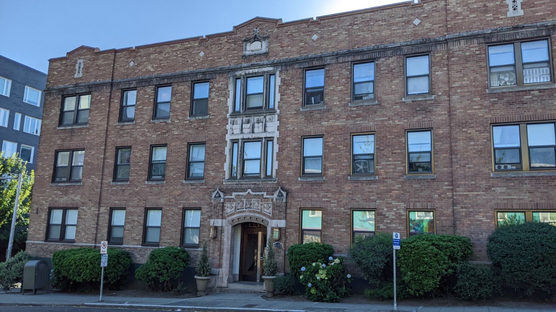 Seattle Apartment: 4105 Brooklyn Avenue Northeast