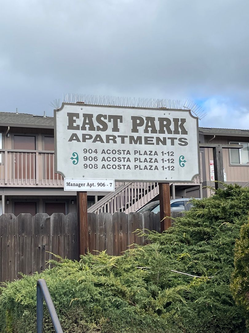 Salinas Apartment: 904-906-908 Acosta Plaza