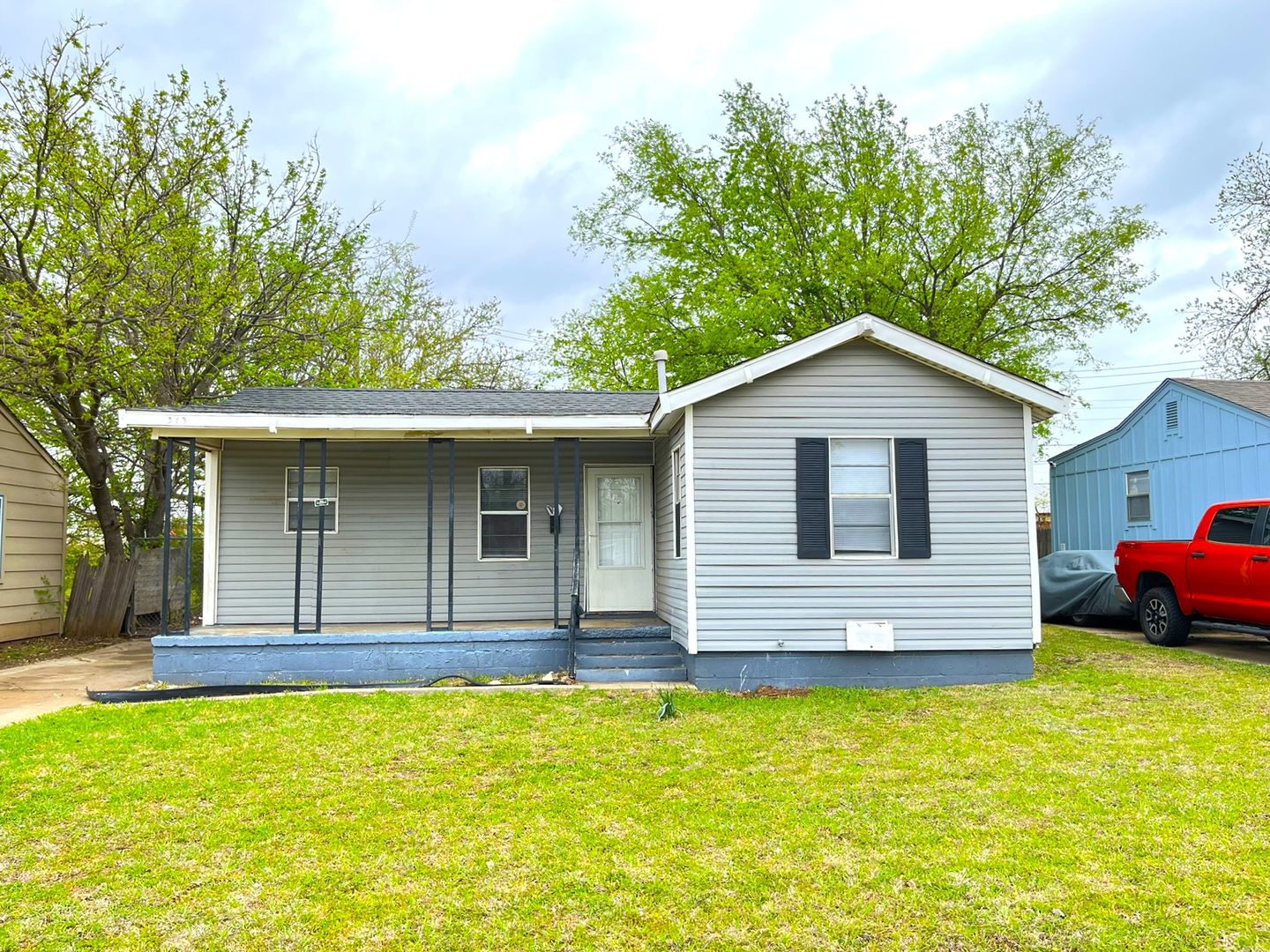 Midwest City House: 313 W Peach St