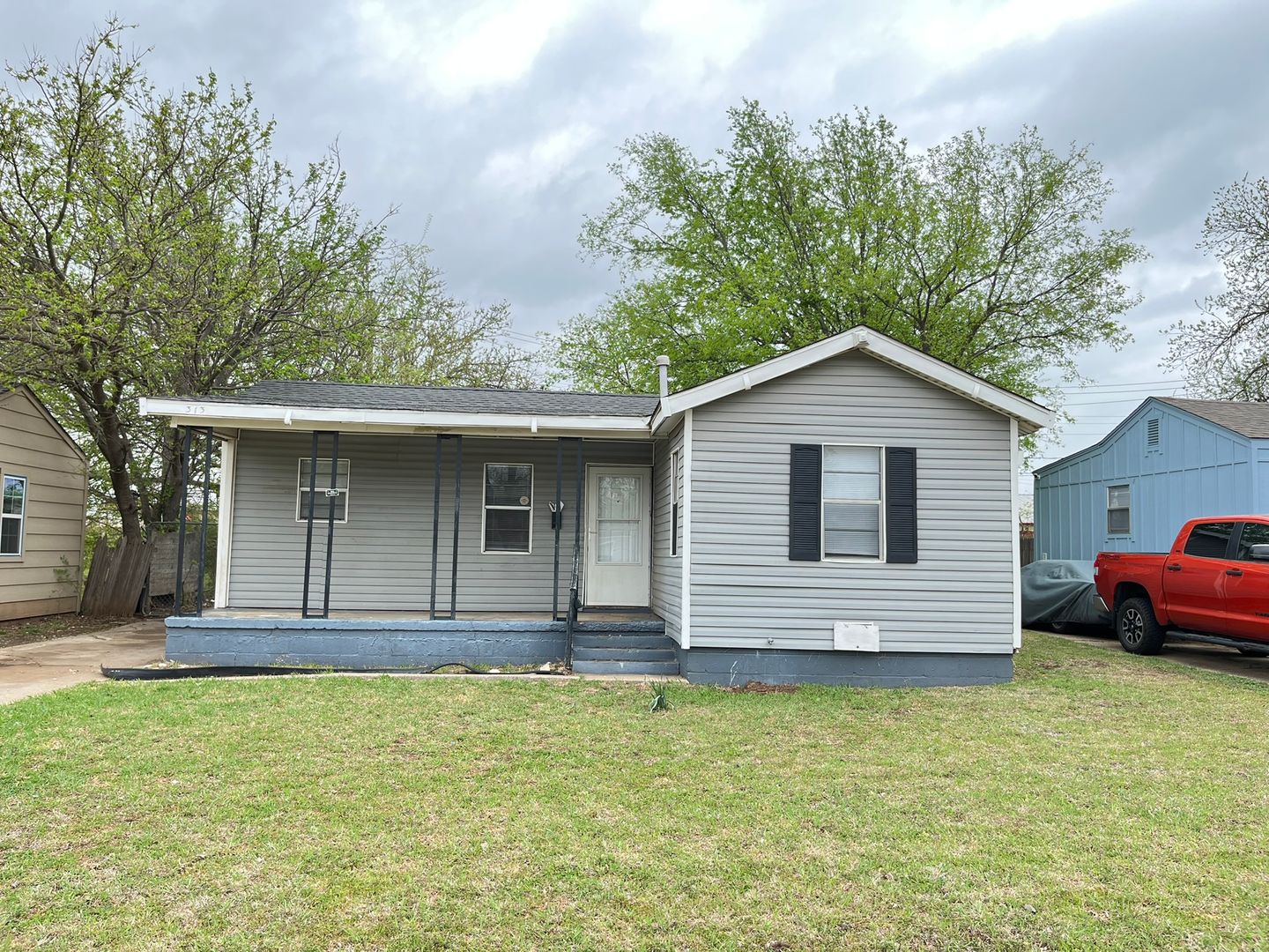 Midwest City House: 313 W Peach St