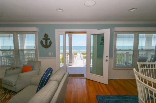 ENDLESS ELEGANCE AT THIS OFF-SEASON FURNISHED RENTAL – photo 1