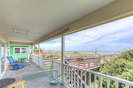 VINTAGE BEACHFRONT COTTAGE AVAILABLE FOR OFF-SEASON MONTHLY RENTAL – photo 1