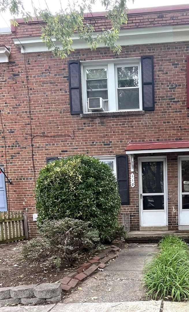 Alexandria Townhome: 118 Baggett Place