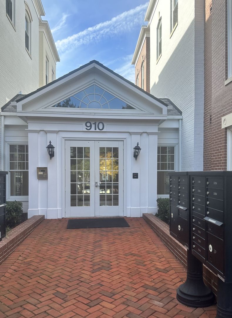 Alexandria Condo: 910 Powhatan Street #105N