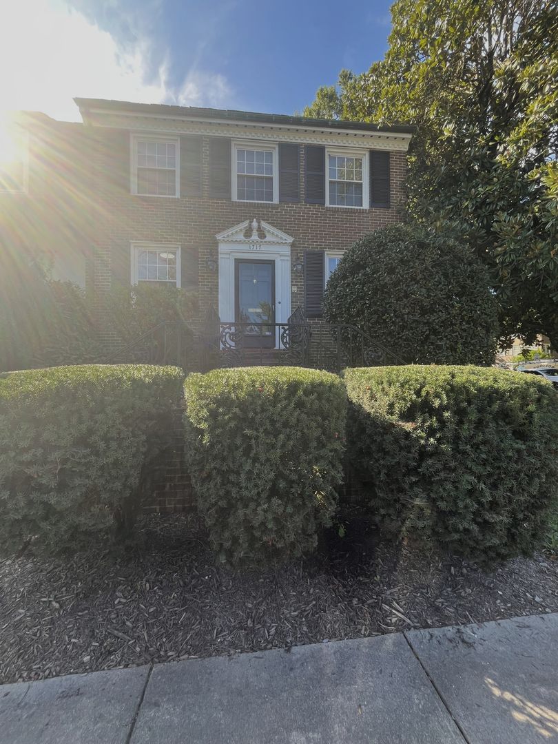 Alexandria Townhome: 1717 Belle Haven Road