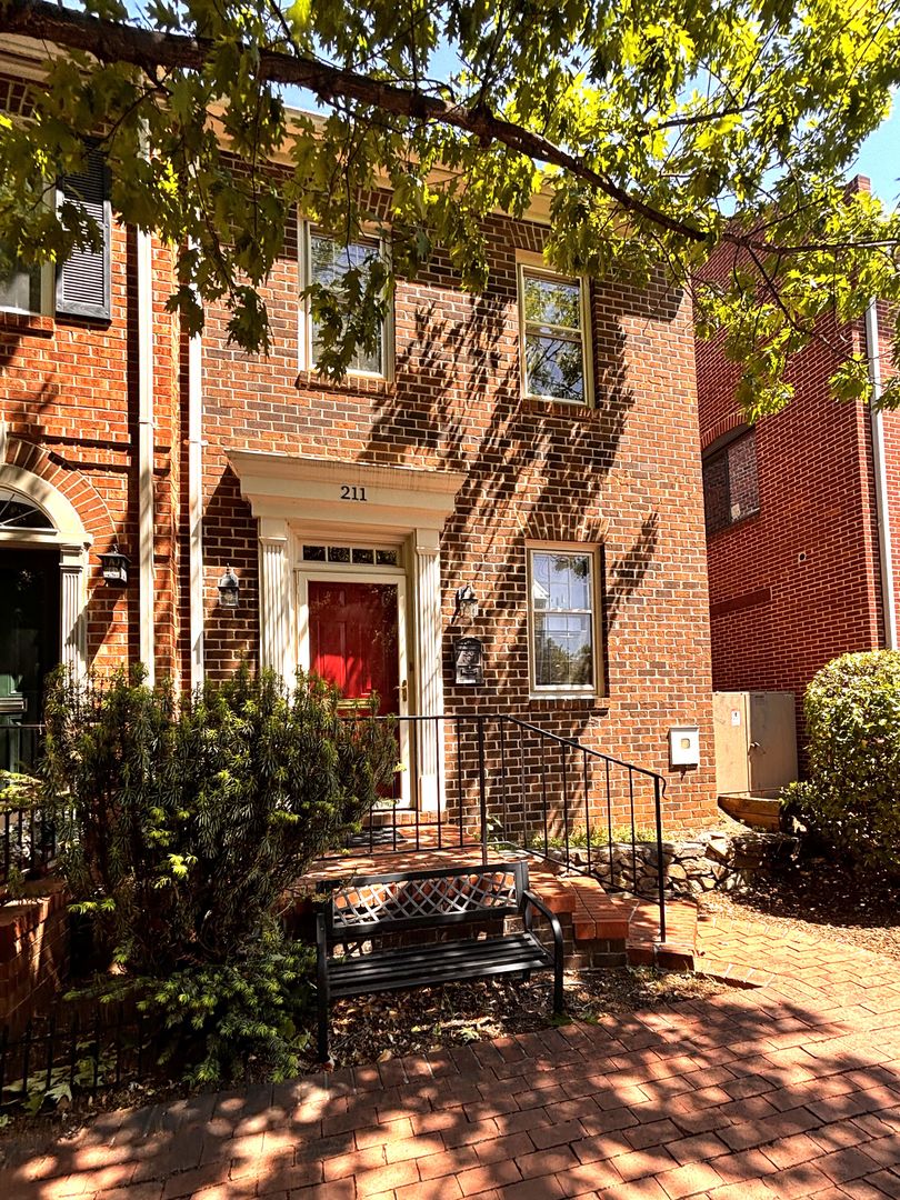 Alexandria Townhome: 211 Oronoco Street
