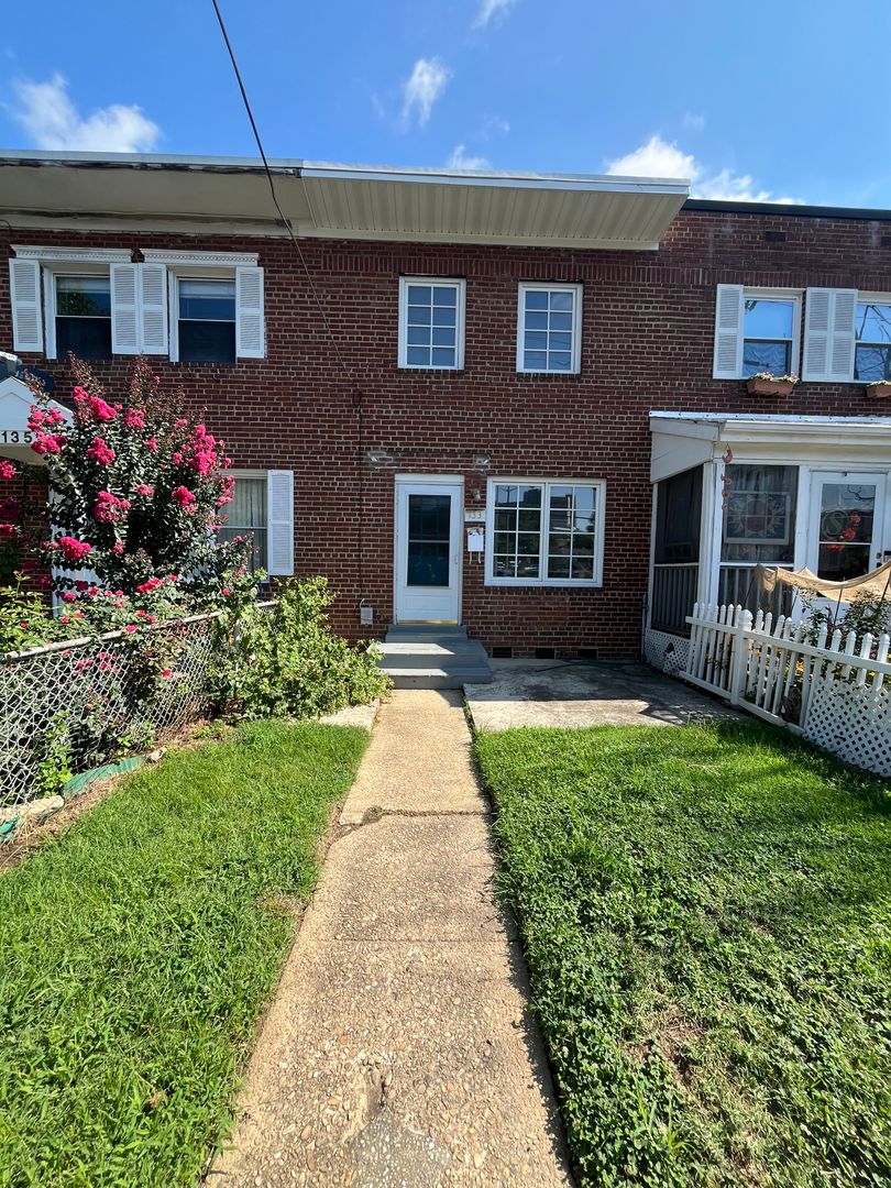 Alexandria Townhome: 133 W Reed Ave