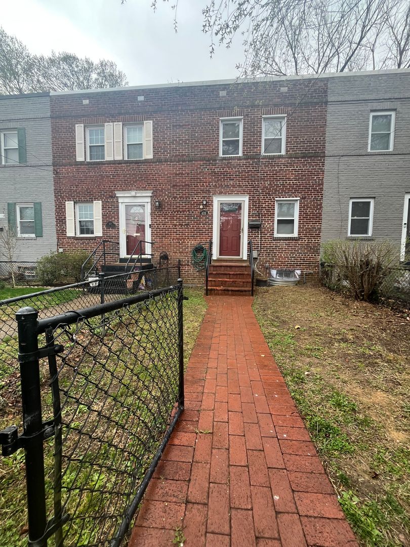 Alexandria Townhome: 409 Laverne Avenue