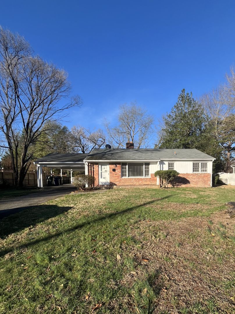 Alexandria House: 7908 Wellington Rd