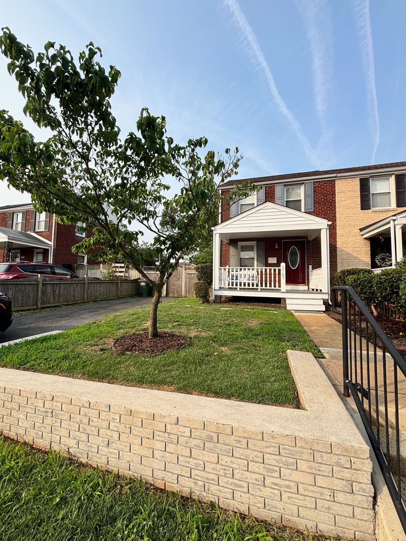 Alexandria Townhome: 2705 Fort Drive