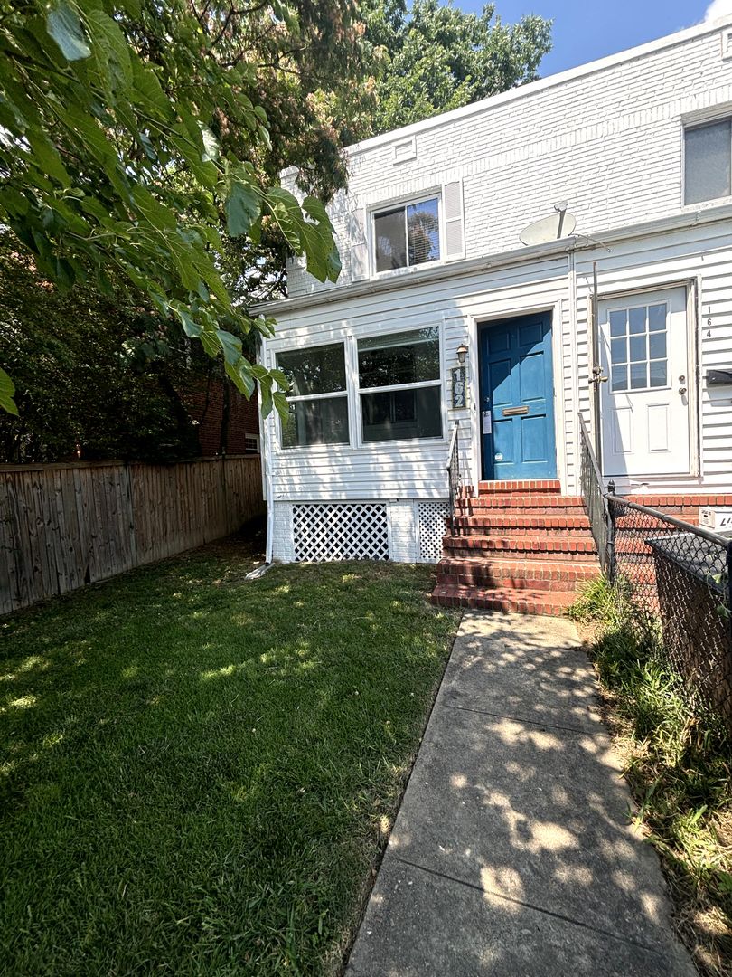 Alexandria Townhome: 162 Wesmond Drive