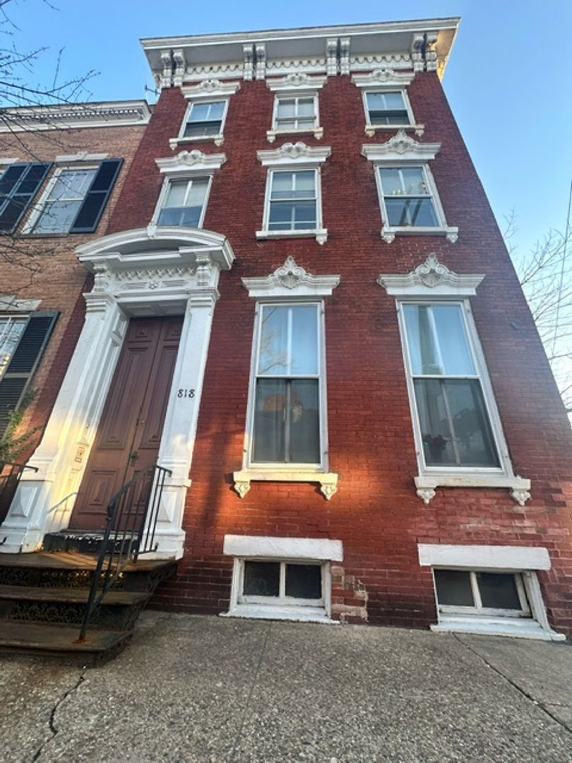 Alexandria Apartment: 818 Prince Street