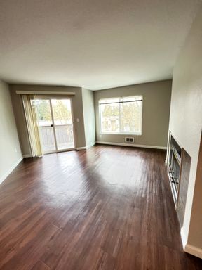 Bright Top Floor Two Bedroom Corner Apartment – photo 1
