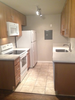 Top Floor Two Bedroom Apartment in North Seattle – photo 1