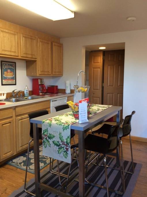 Seattle Apartment: 1401-1409  NE 56th St