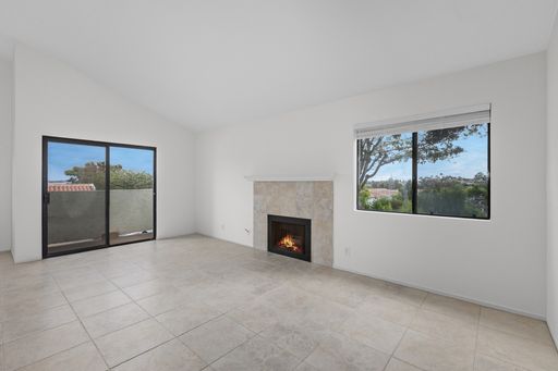 Light and bright top floor condo in West Bluff Hills! – photo 1