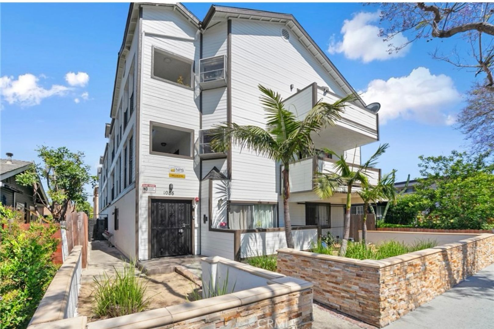 Long Beach Apartment: 1086 Stanley Ave