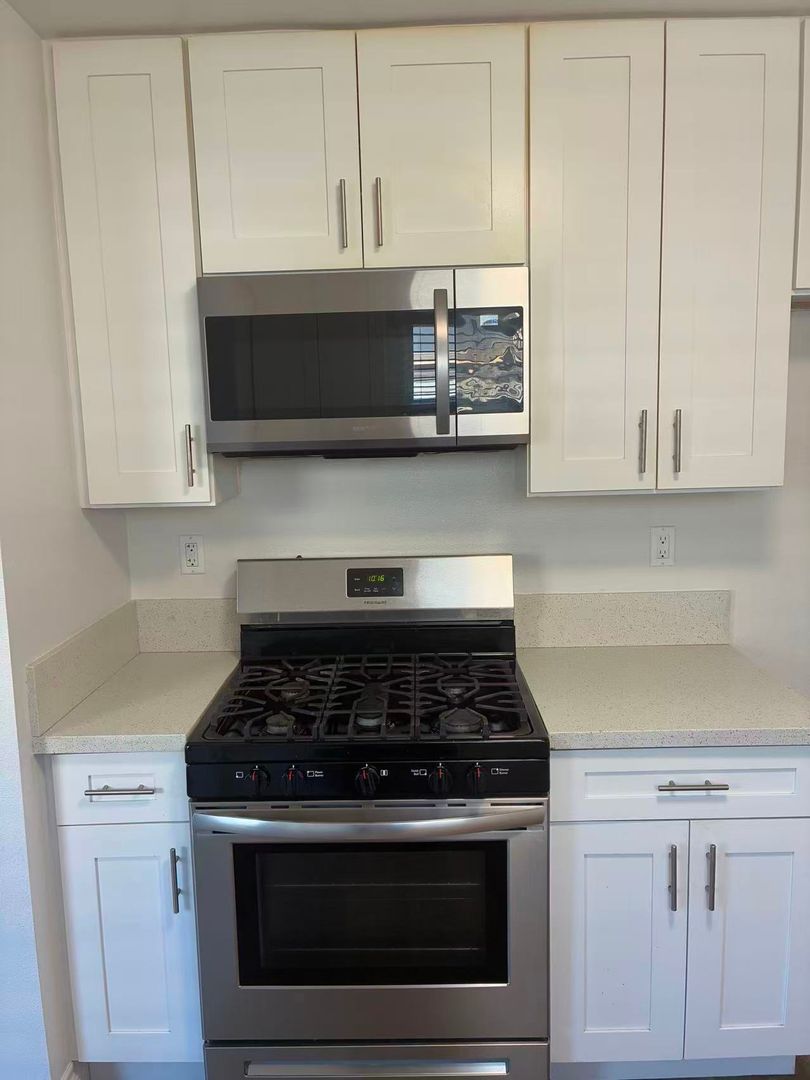 Long Beach Apartment: 1261 E. Appleton Street