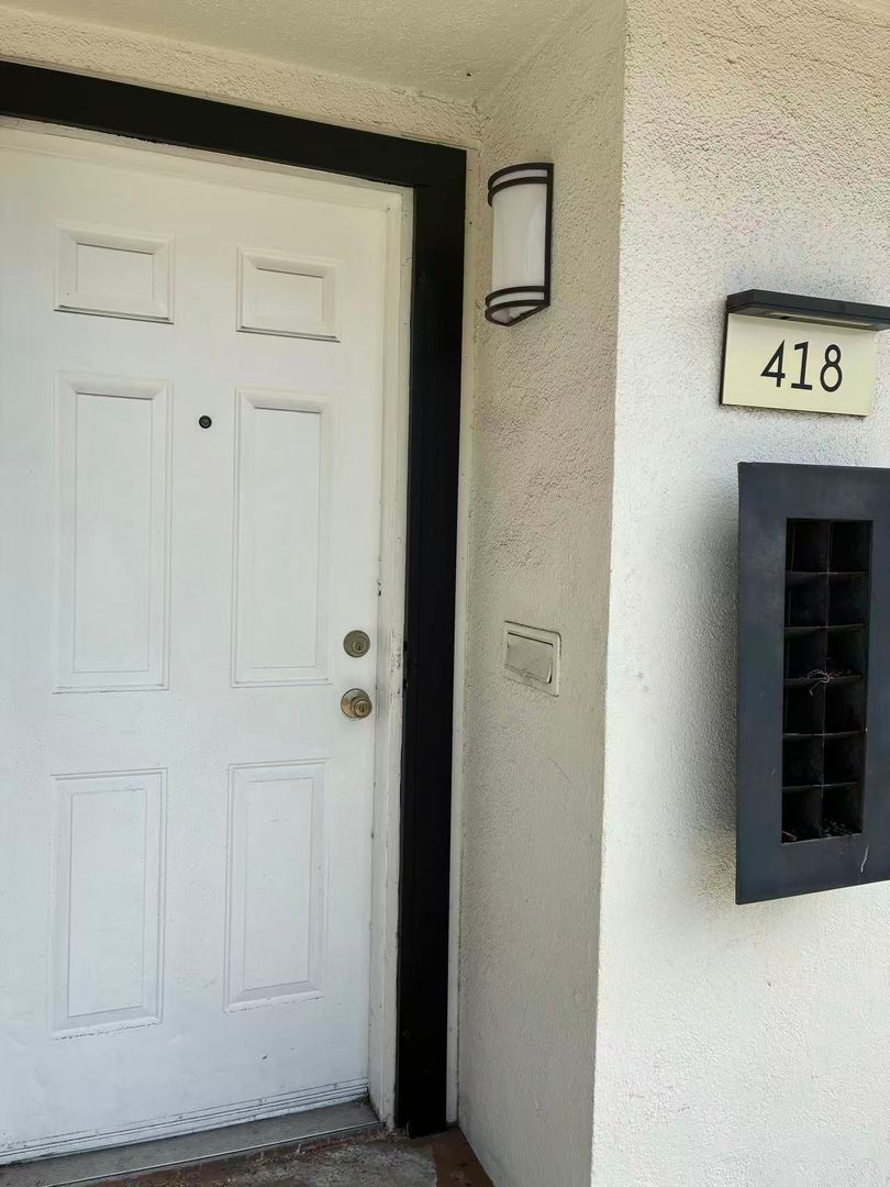 Long Beach Apartment: 418 Almond Ave