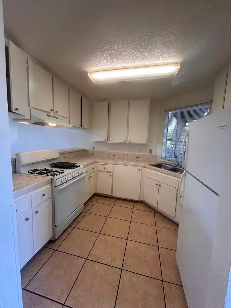Long Beach Apartment: 1086 Stanley Ave