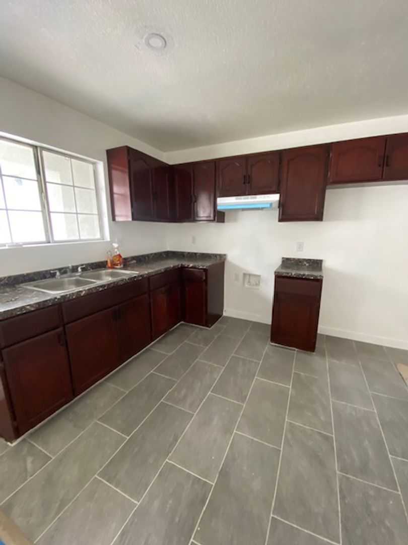 Los Angeles Apartment: 4214 Avalon Boulevard