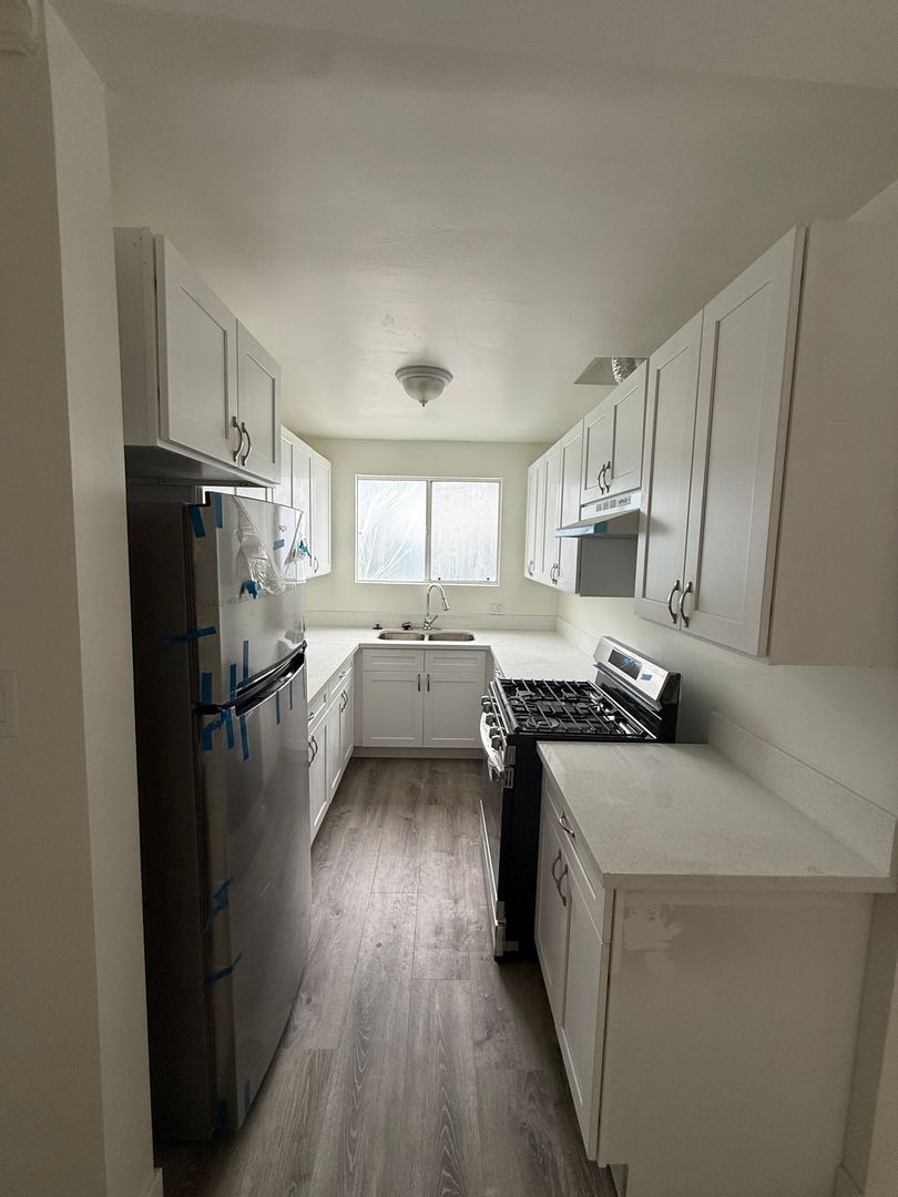 Los Angeles Apartment: 815 S Wilton Place