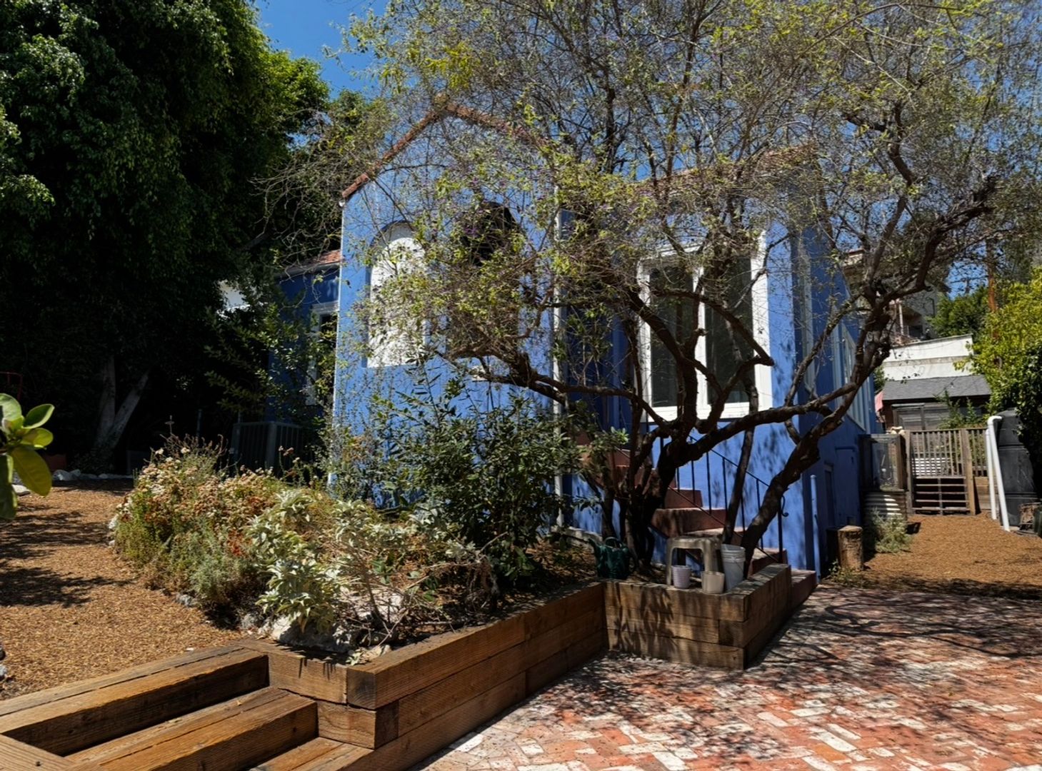 Los Angeles House: 2257 Earl Street