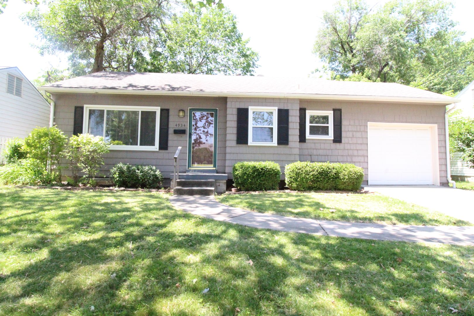 ROELAND PARK House: 4934 BRIAR