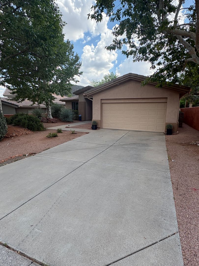 Village of Oak Creek House: 110 E Bighorn Ct