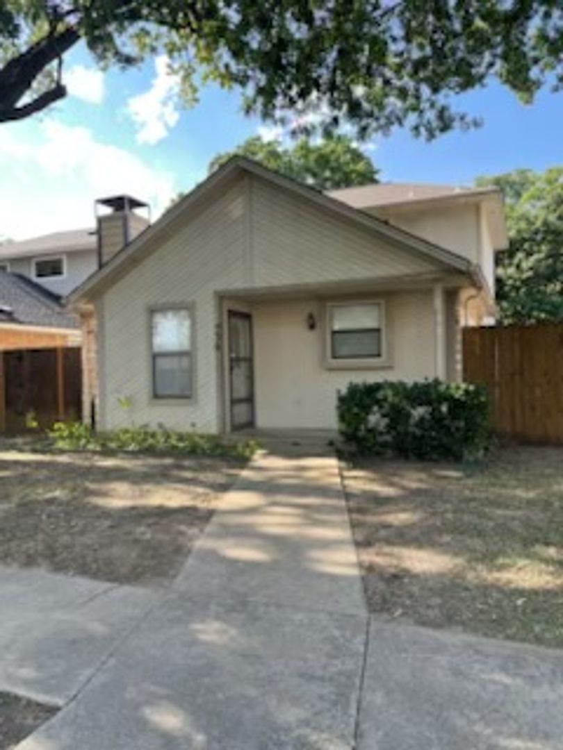 Irving House: 530 Rawls Cir.
