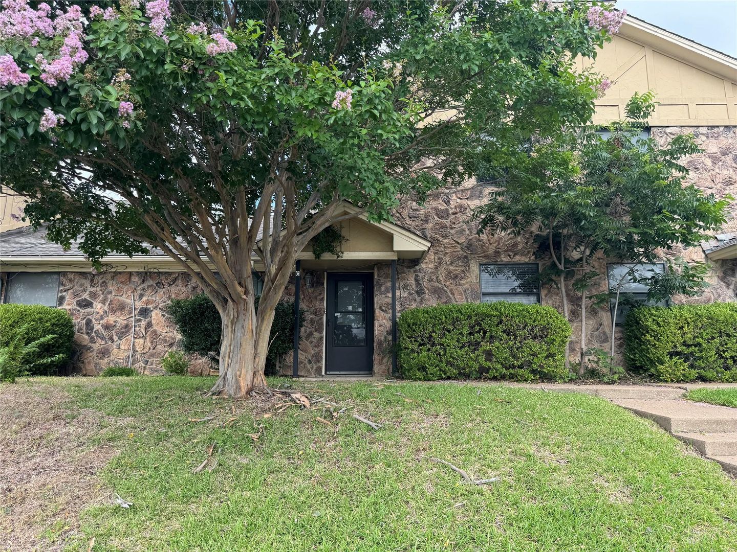 Hurst Apartment: 2721 Hurstview Dr.