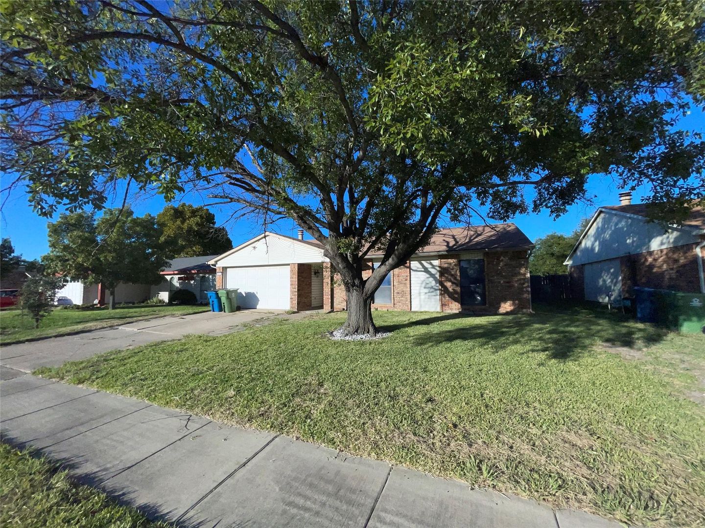 The Colony House: 5653 Phelps St