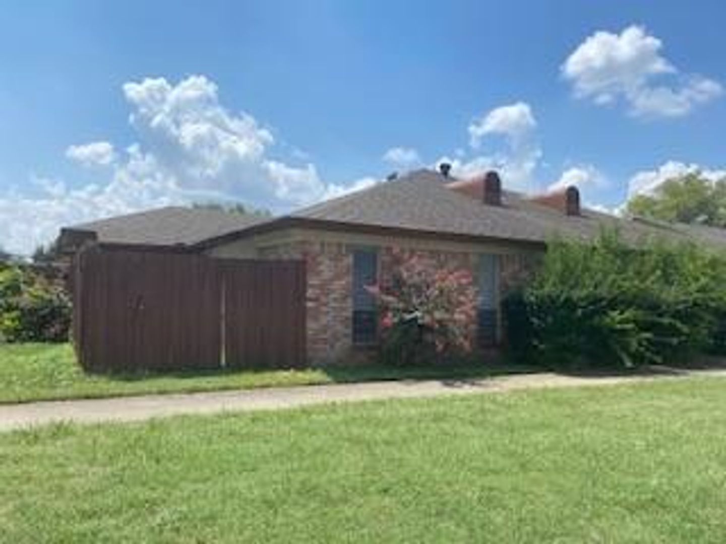 Hurst Apartment: 708-714 E  Pecan St