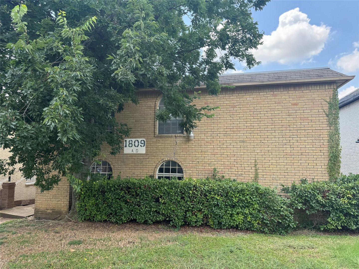Grand Prairie Apartment: 1809 Roman Rd