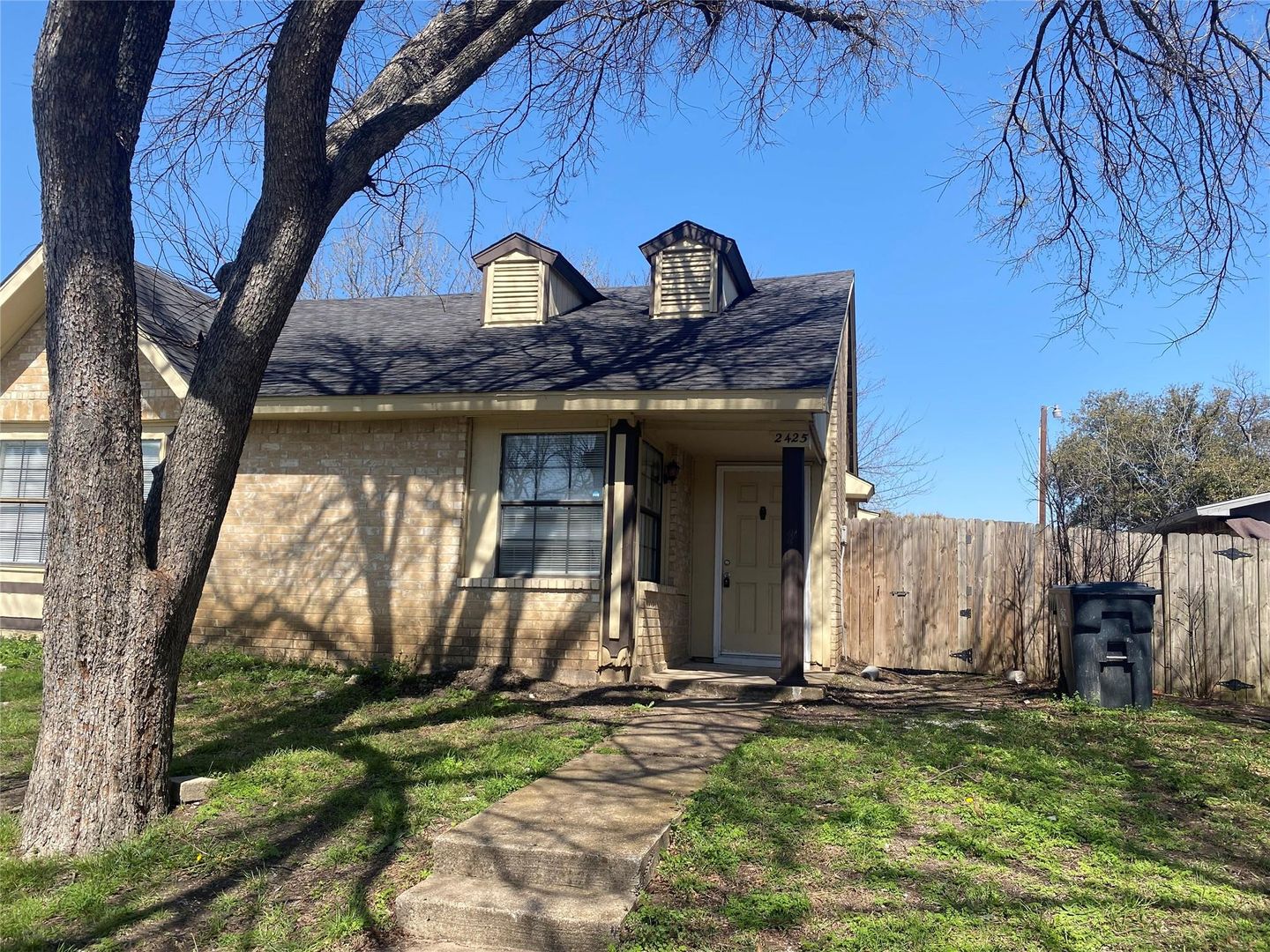 Arlington Apartment: 2423/2425 Limestone Dr.