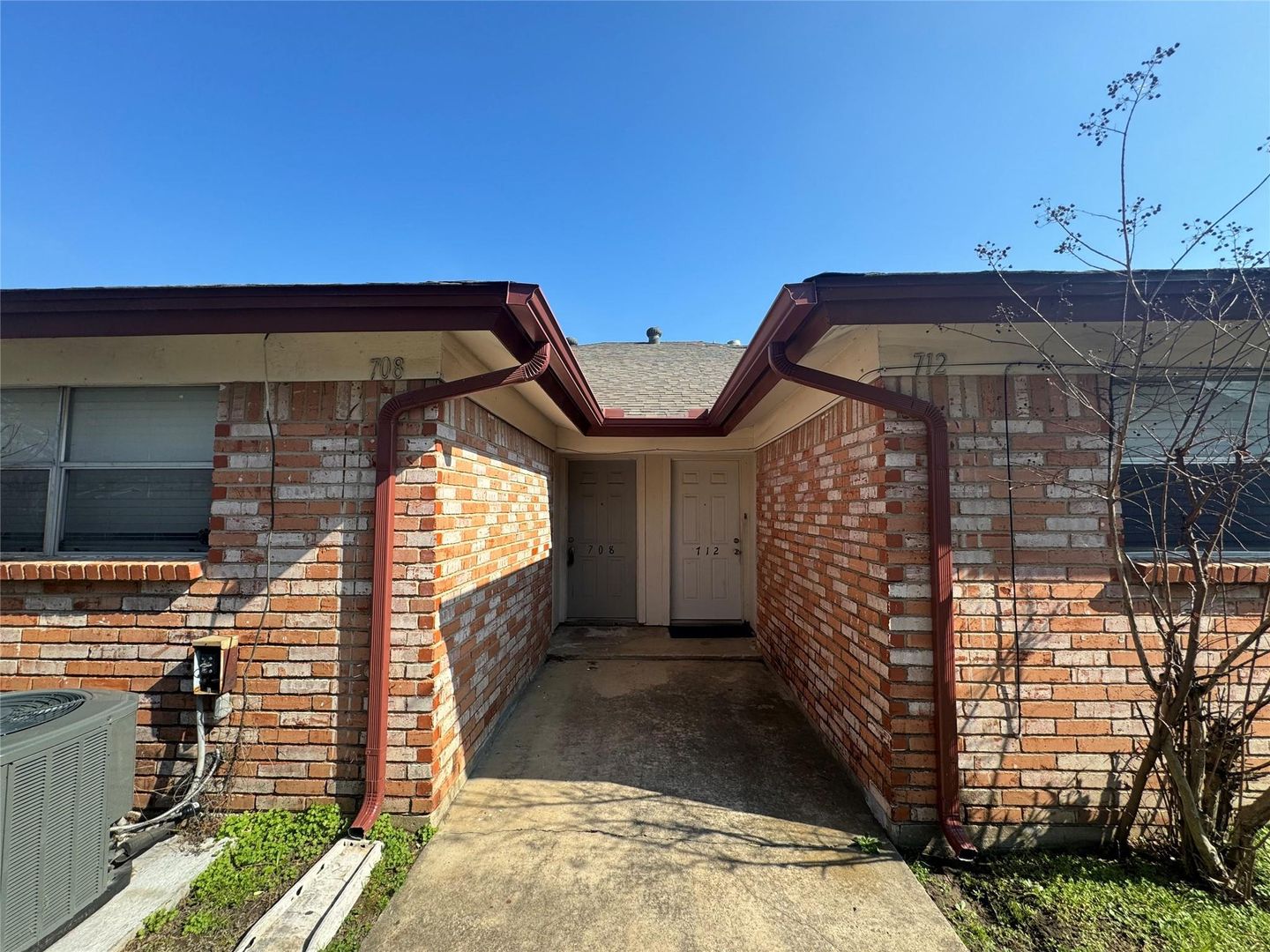 Hurst Apartment: 708-714 E  Pecan St