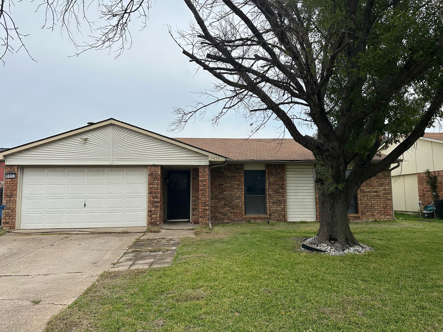 The Colony House: 5653 Phelps St