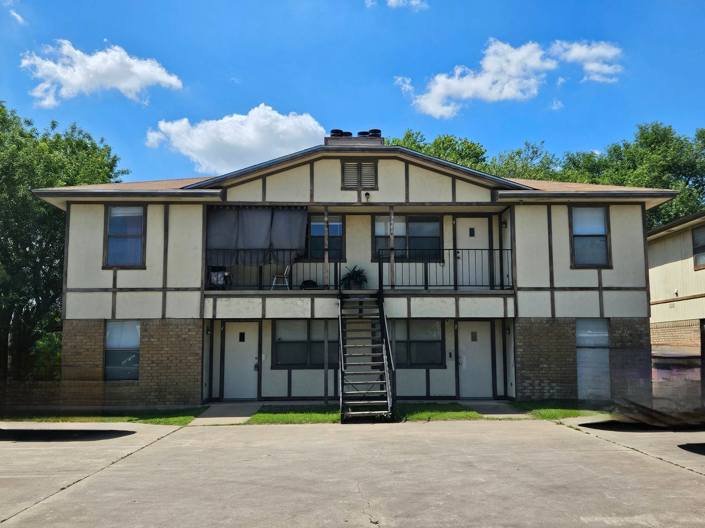Killeen Apartment: 2001 Cedarhill Dr.